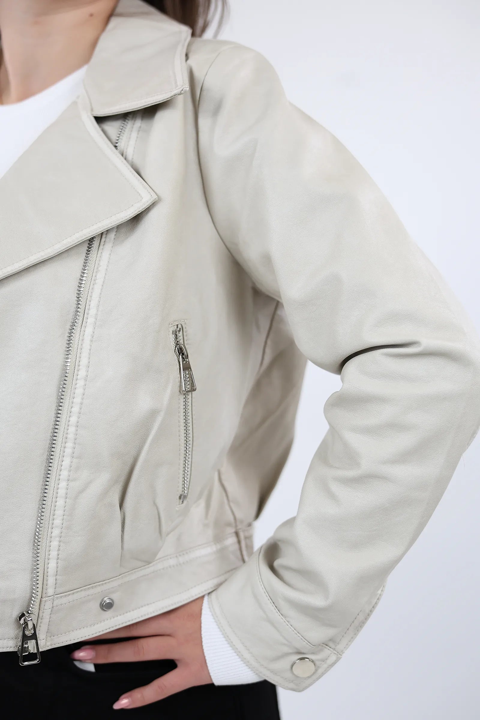 JAKNE LEATHER DETAIL