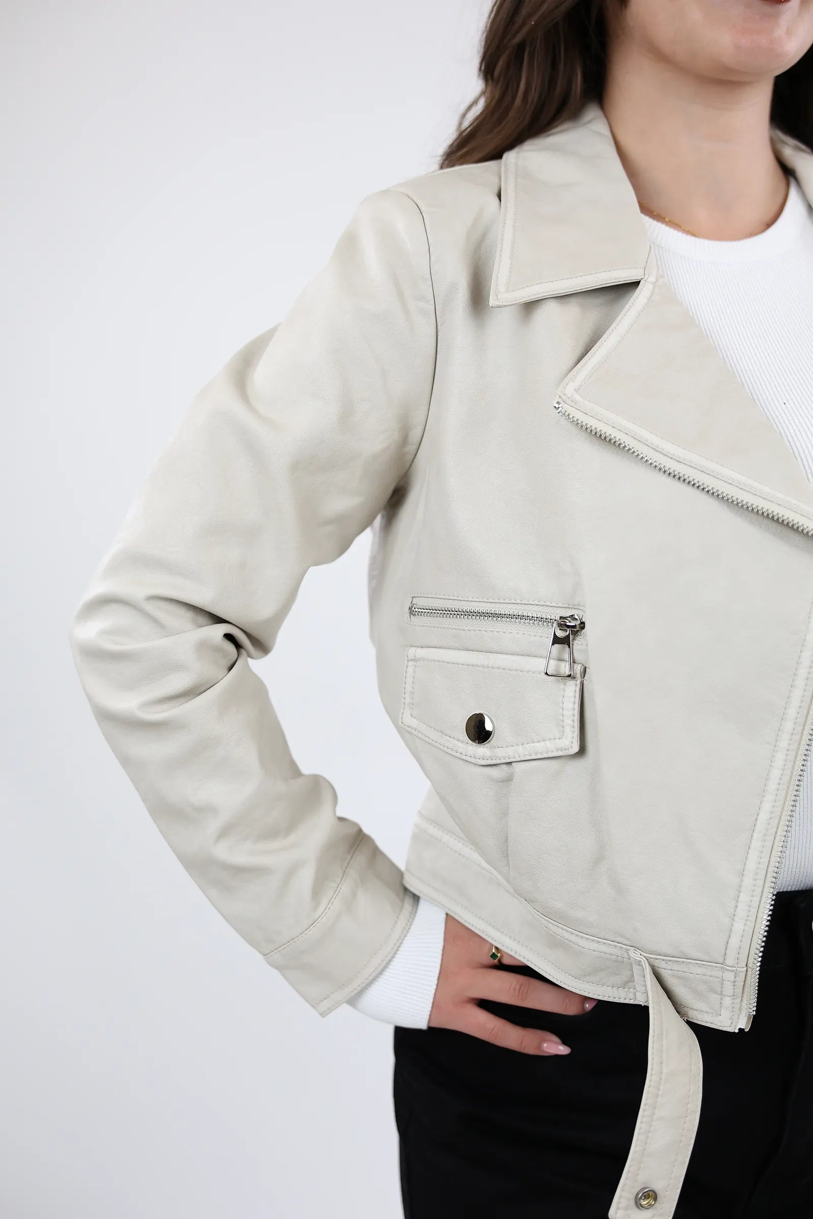 JAKNE LEATHER DETAIL