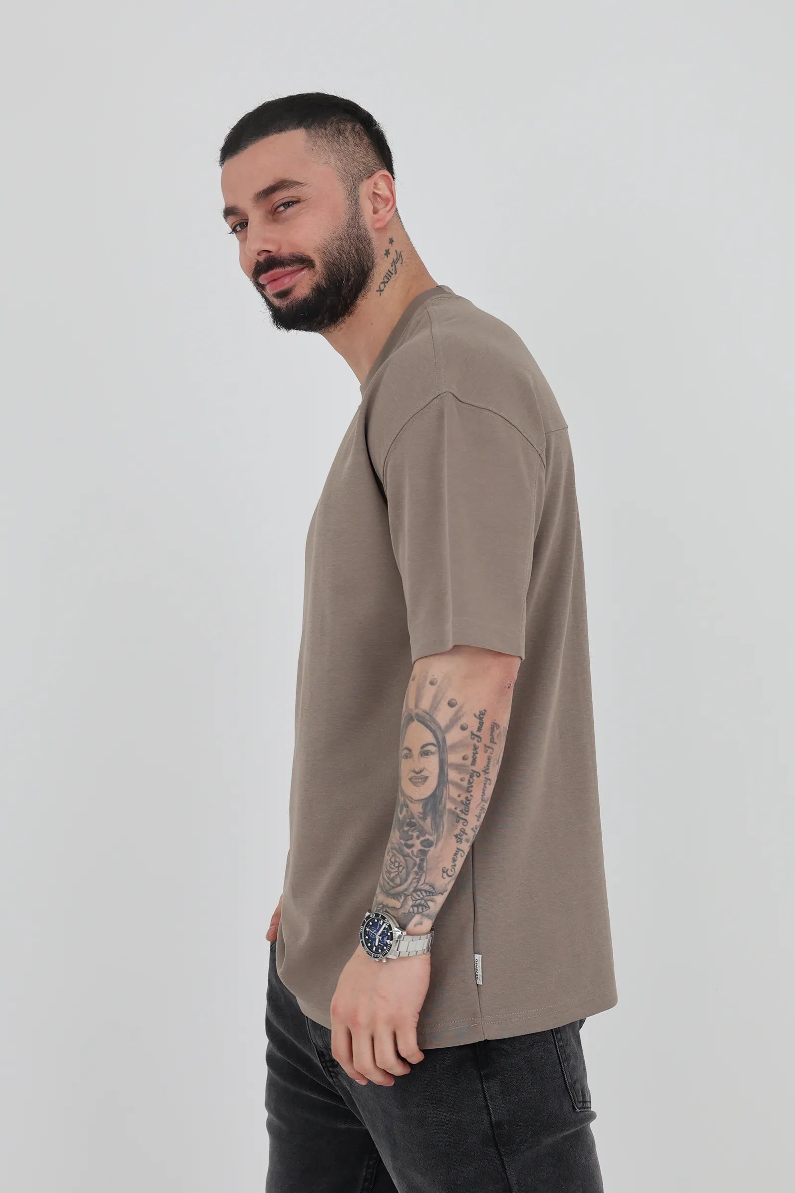 Maice relaxed shoulder