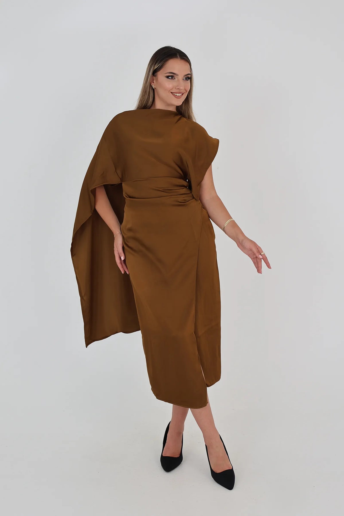 Fustan flowing cape