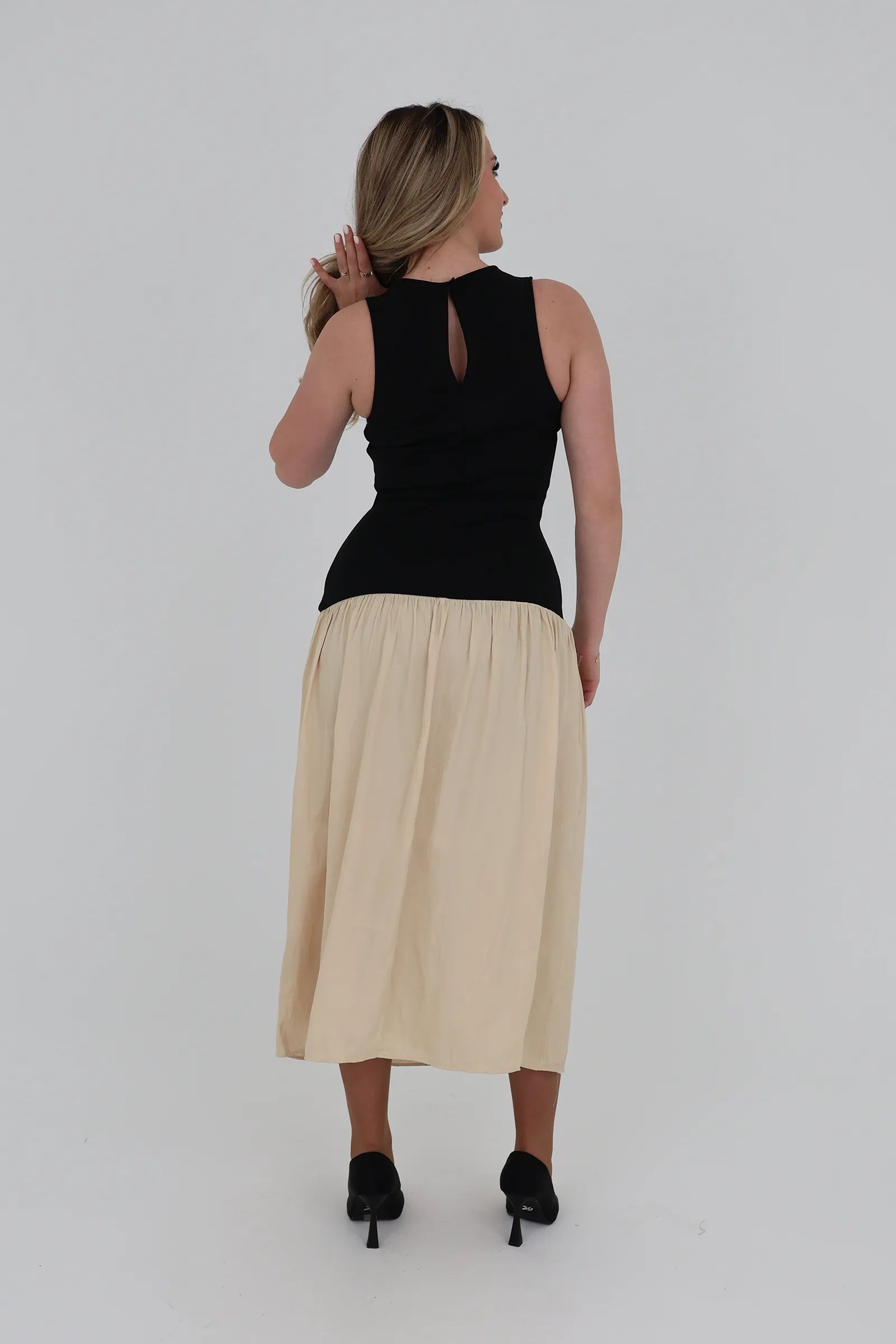 Fustan high neck sleeveless