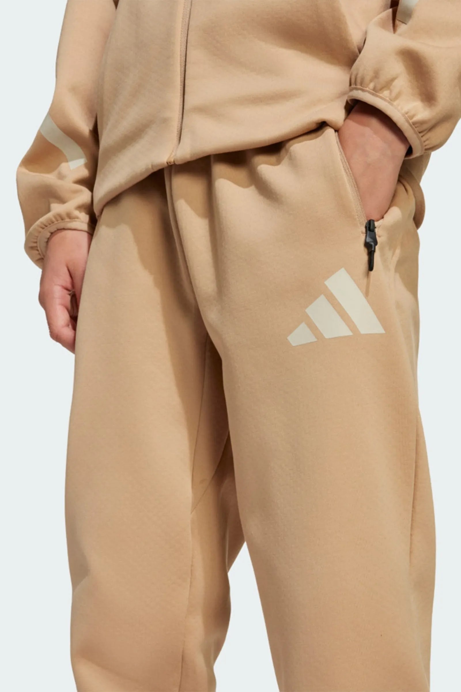 TRENERKA ADIDAS Z.N.E. TAPERED-LEG KIDS-BOYS SPORTSWEAR PANT IVY/PRELOVED TEAL