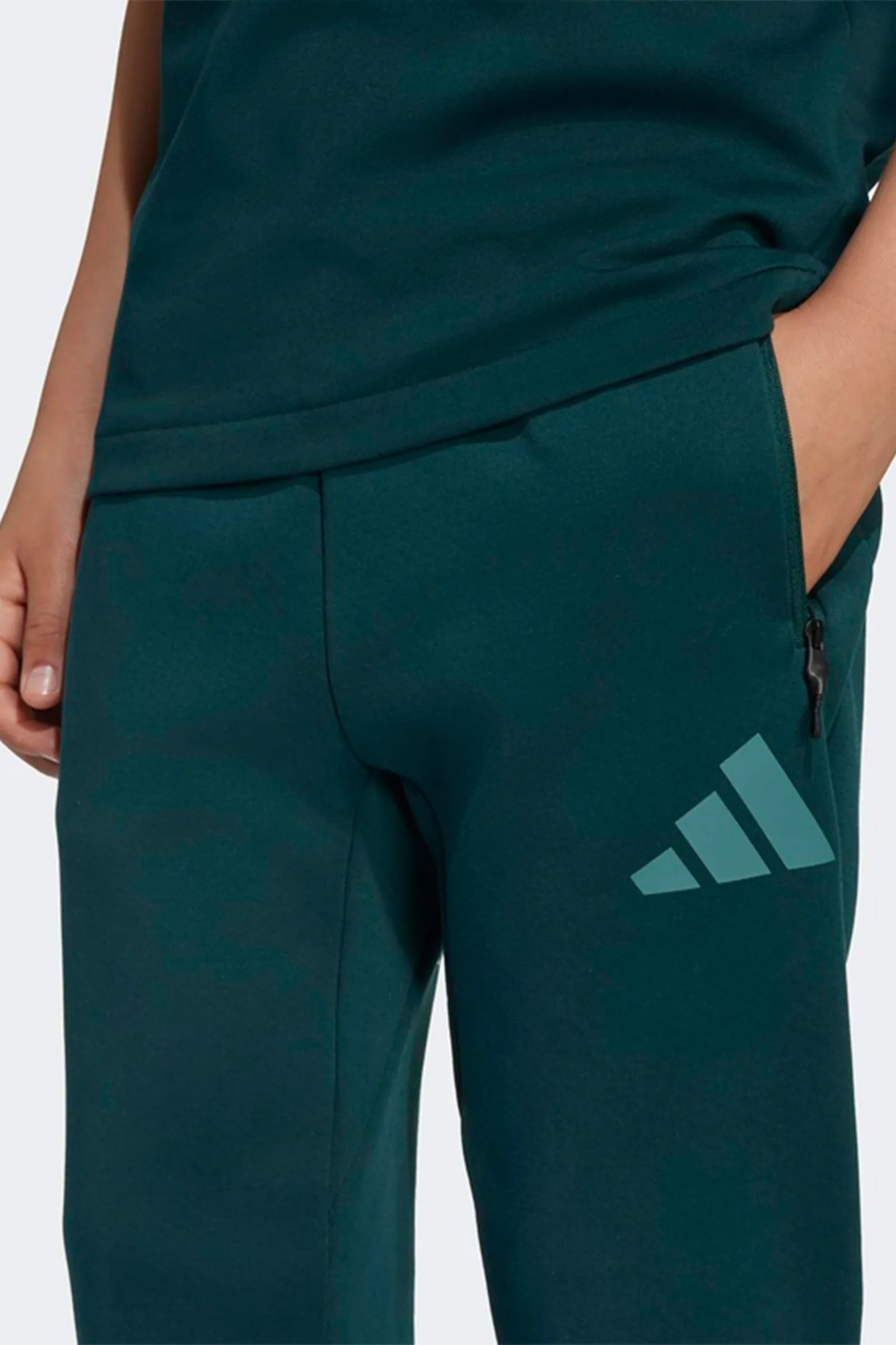 TRENERKA ADIDAS Z.N.E. TAPERED-LEG KIDS-BOYS SPORTSWEAR PANT IVY/PRELOVED TEAL