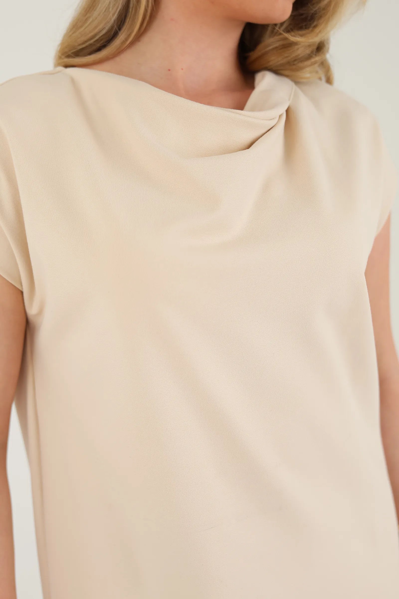 Fustan cowl neck