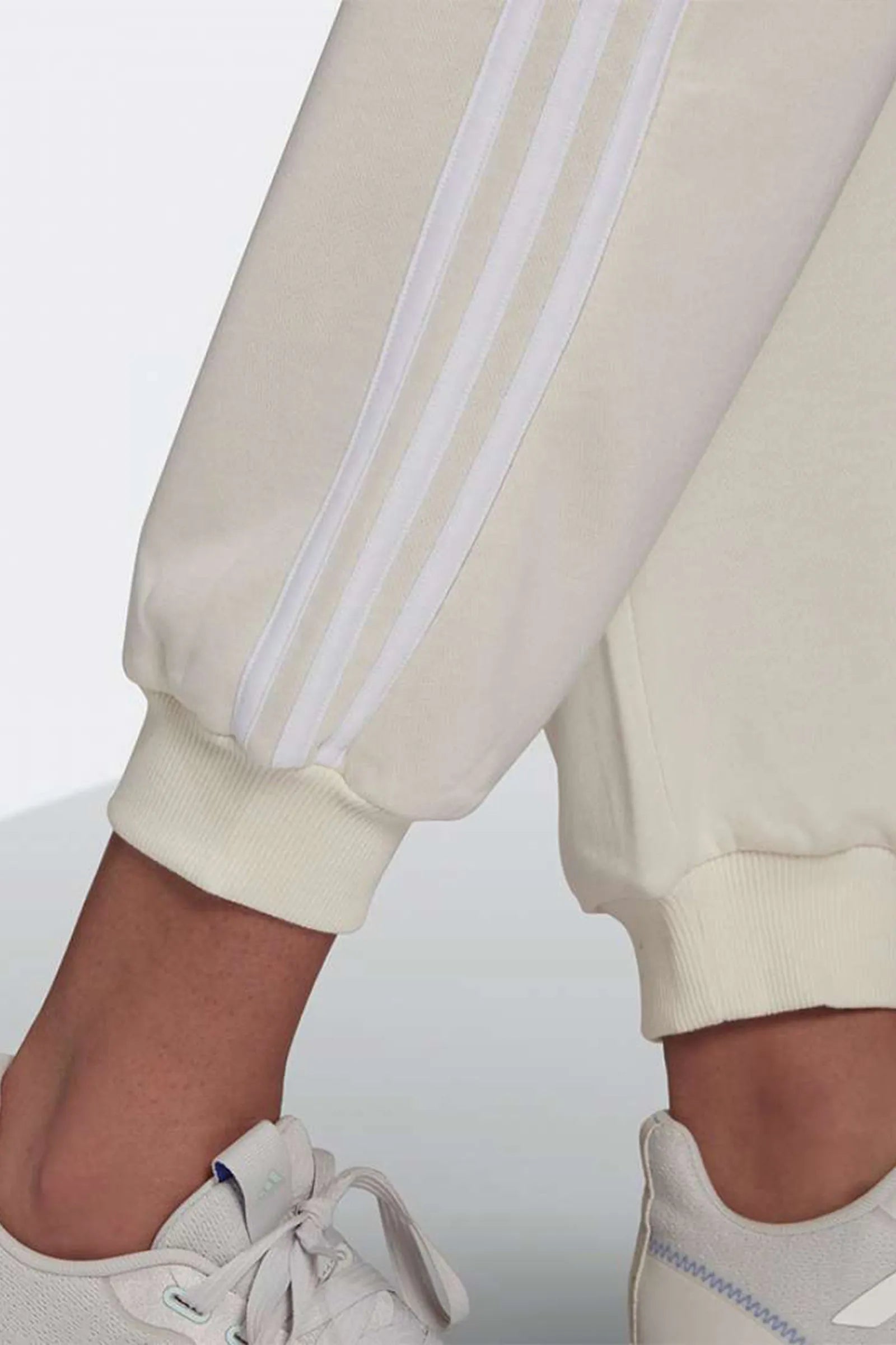 TRENERKA  Adidas Essentials Studio Lounge 3-Stripes Pants