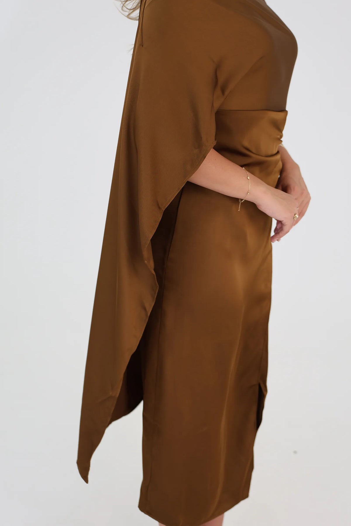 Fustan flowing cape