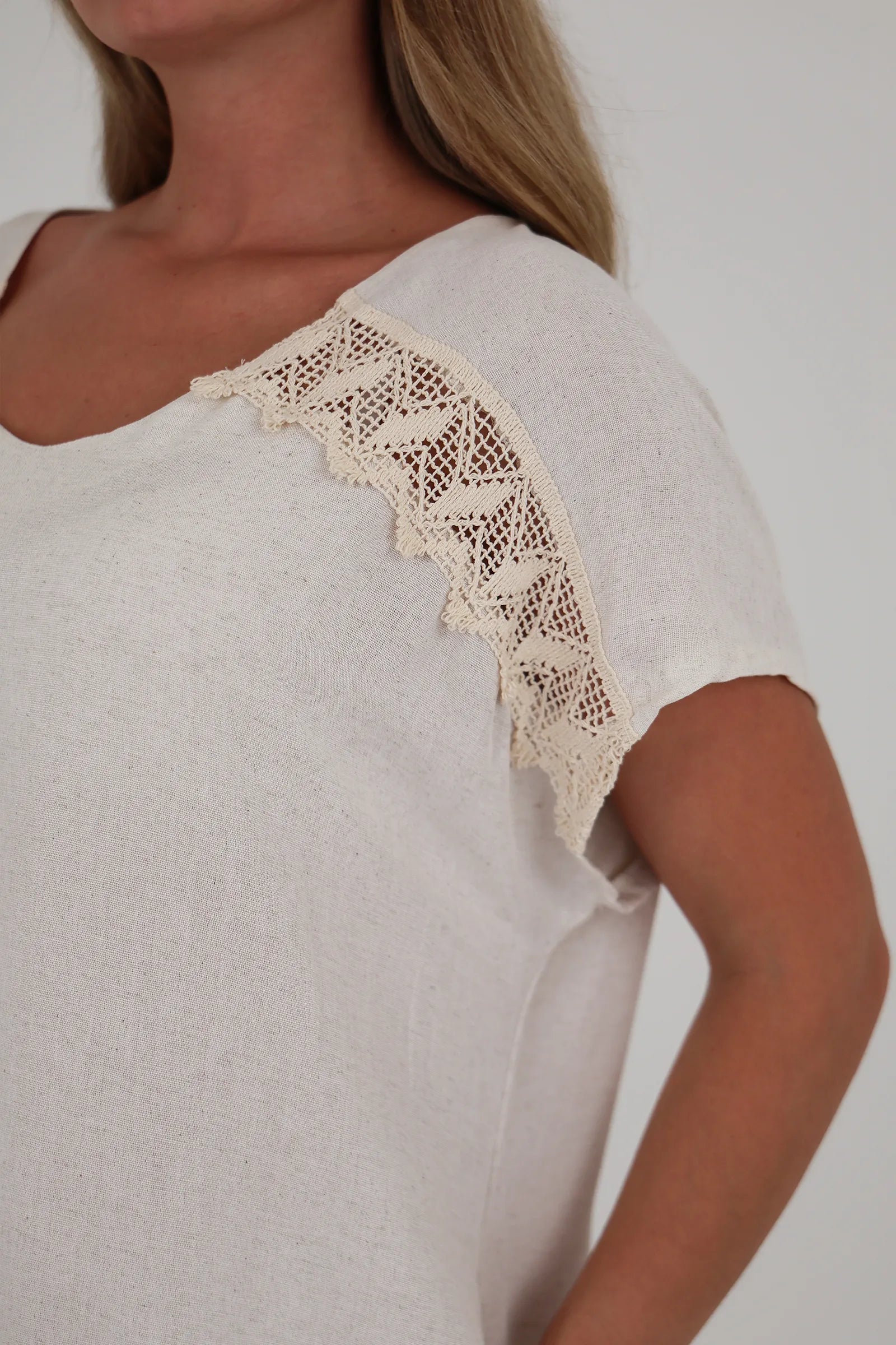 Fustan lace trim