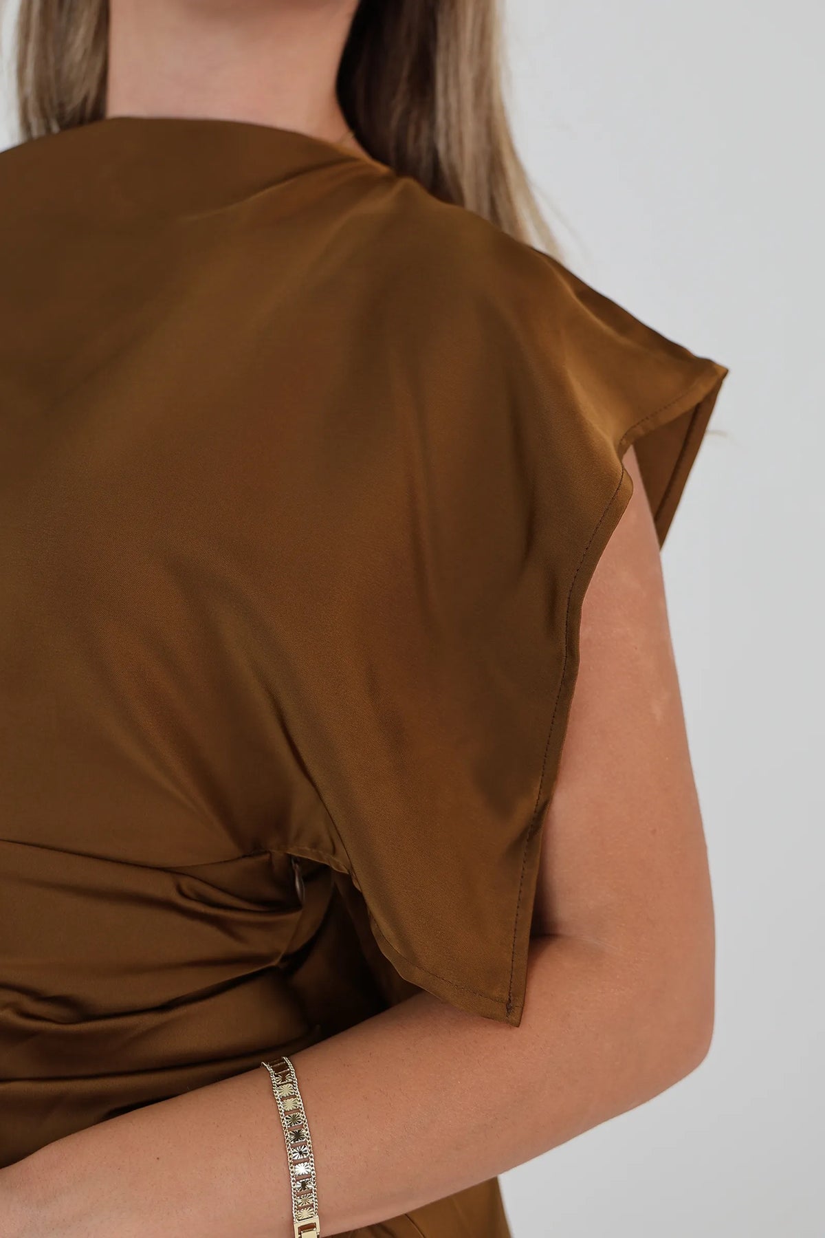 Fustan flowing cape